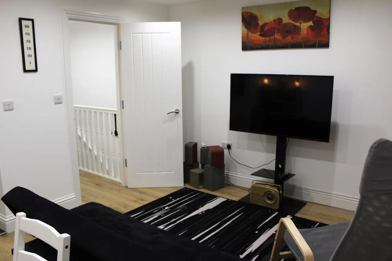 Modern 2 Bedroom Apartment In The Heart Of Greenwich location